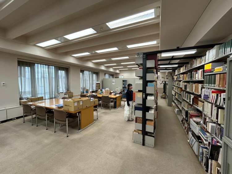 フランス文学専攻院生室_奥からの全景