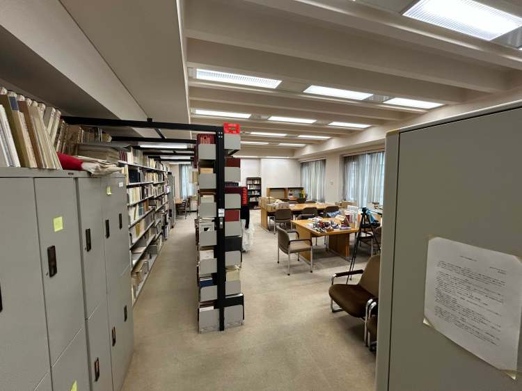 フランス文学専攻院生室_扉側から全景